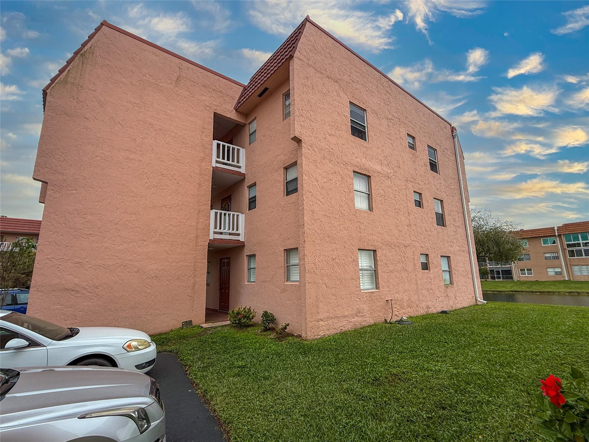 SUNRISE LAKES - Residential