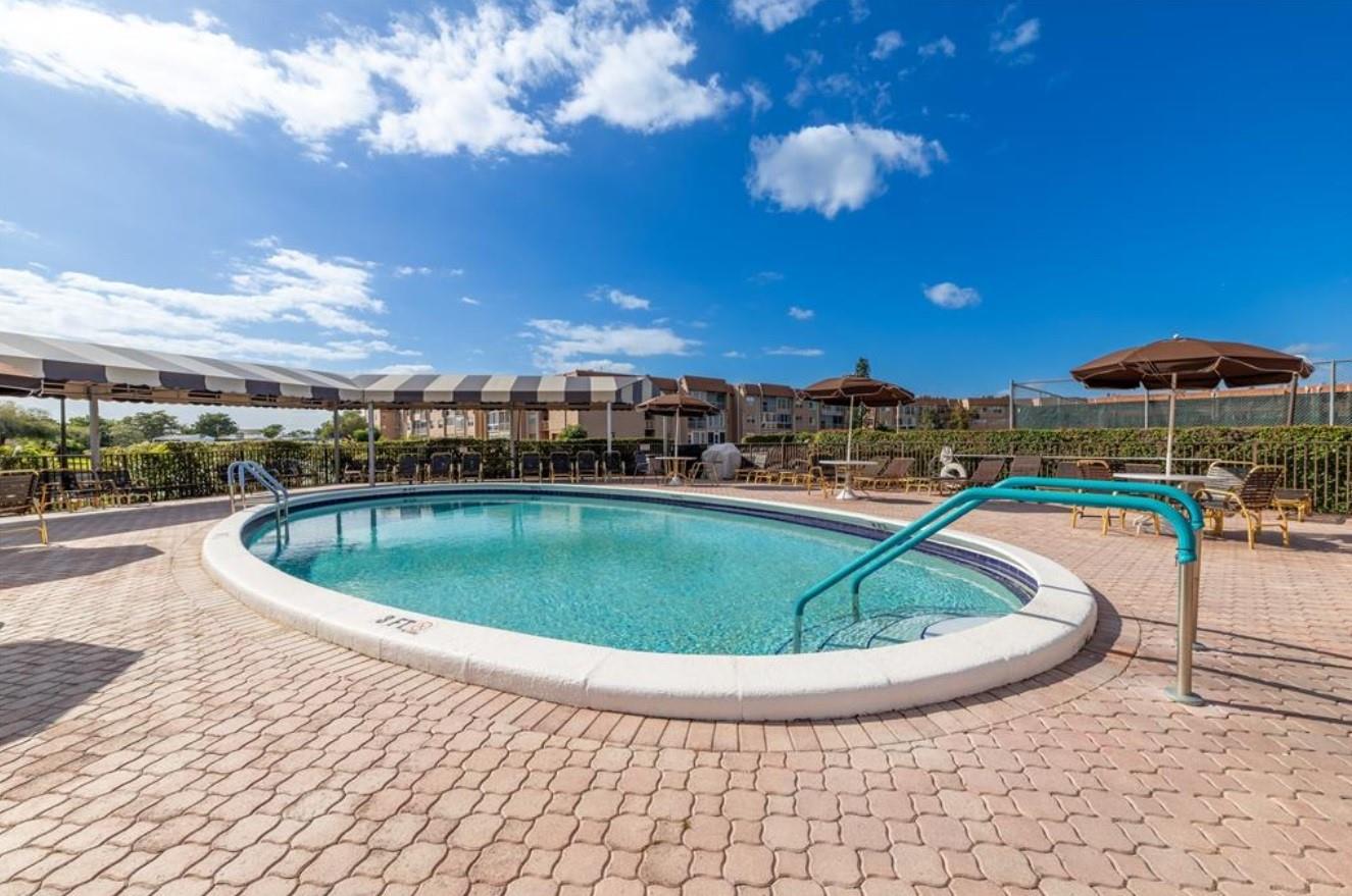 SUNRISE LAKES - Residential