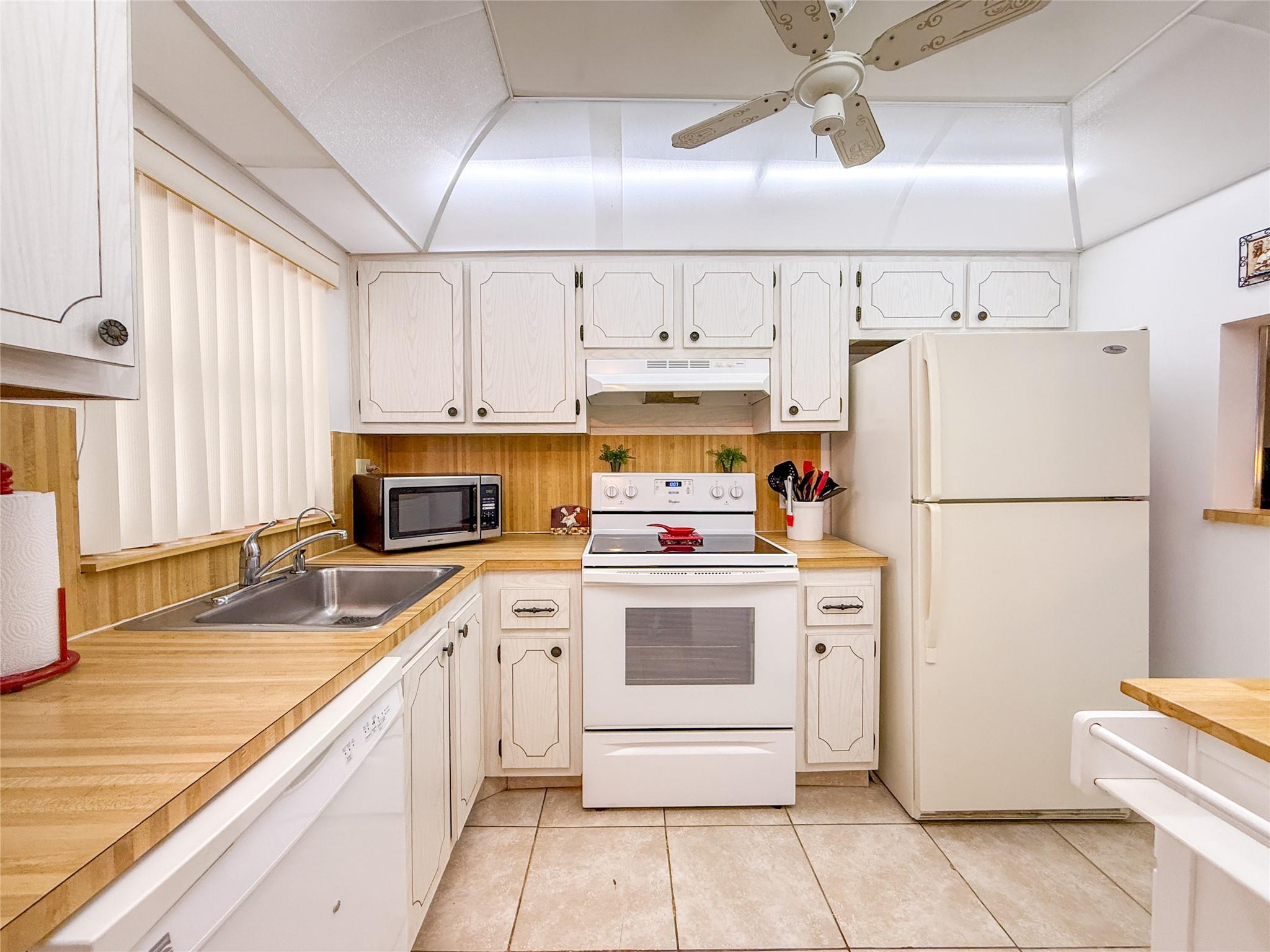 SUNRISE LAKES - Residential