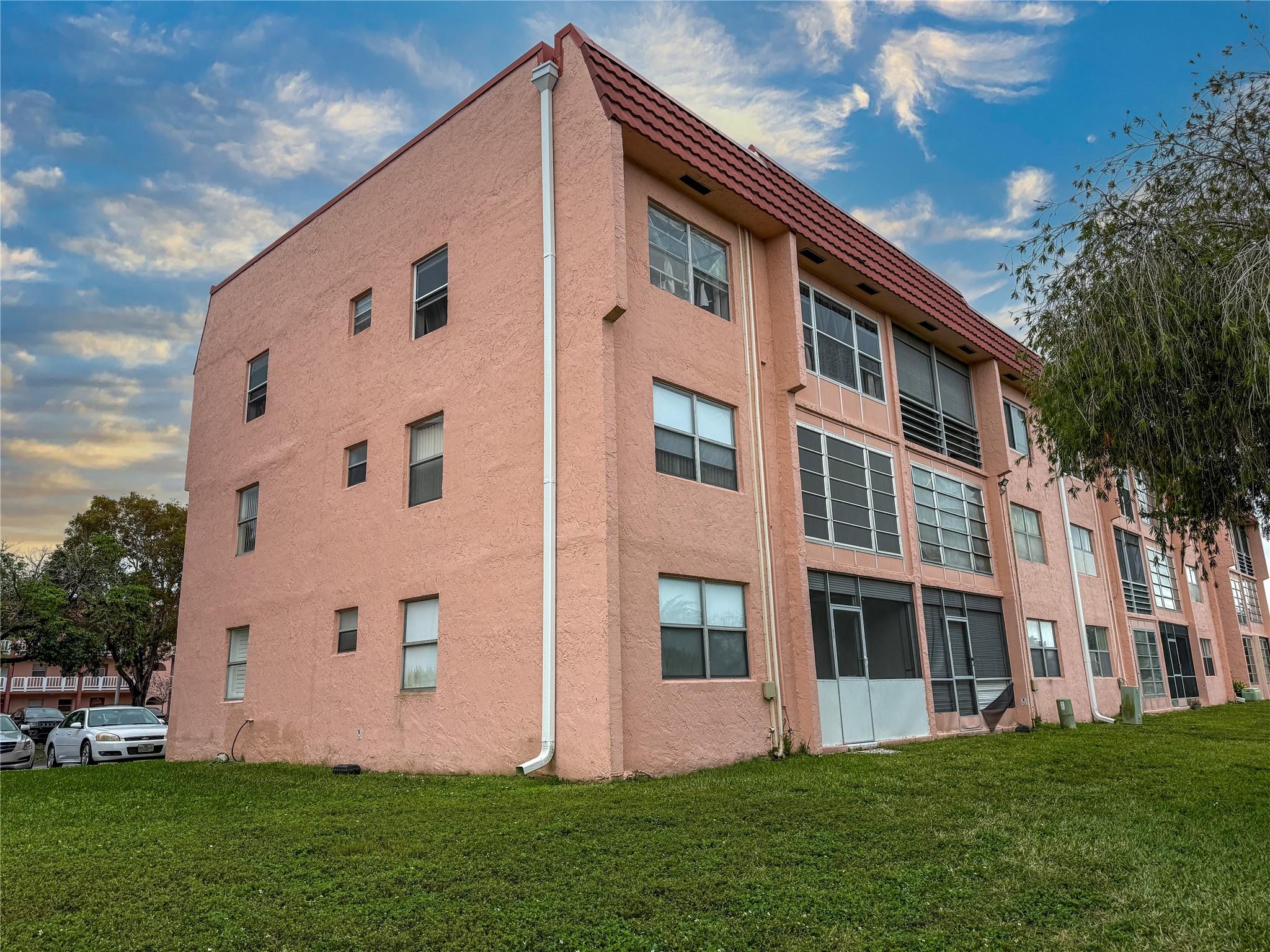 SUNRISE LAKES - Residential