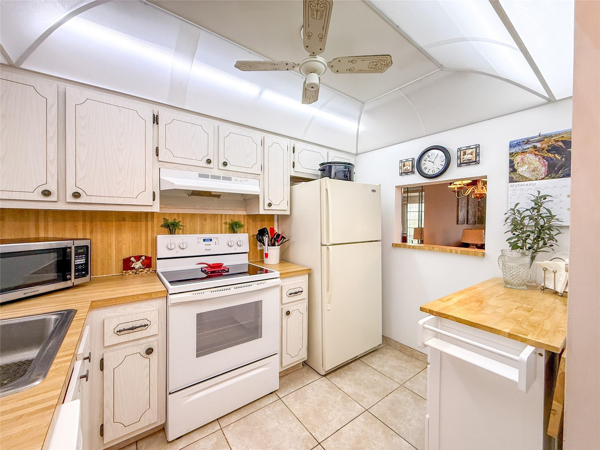 SUNRISE LAKES - Residential