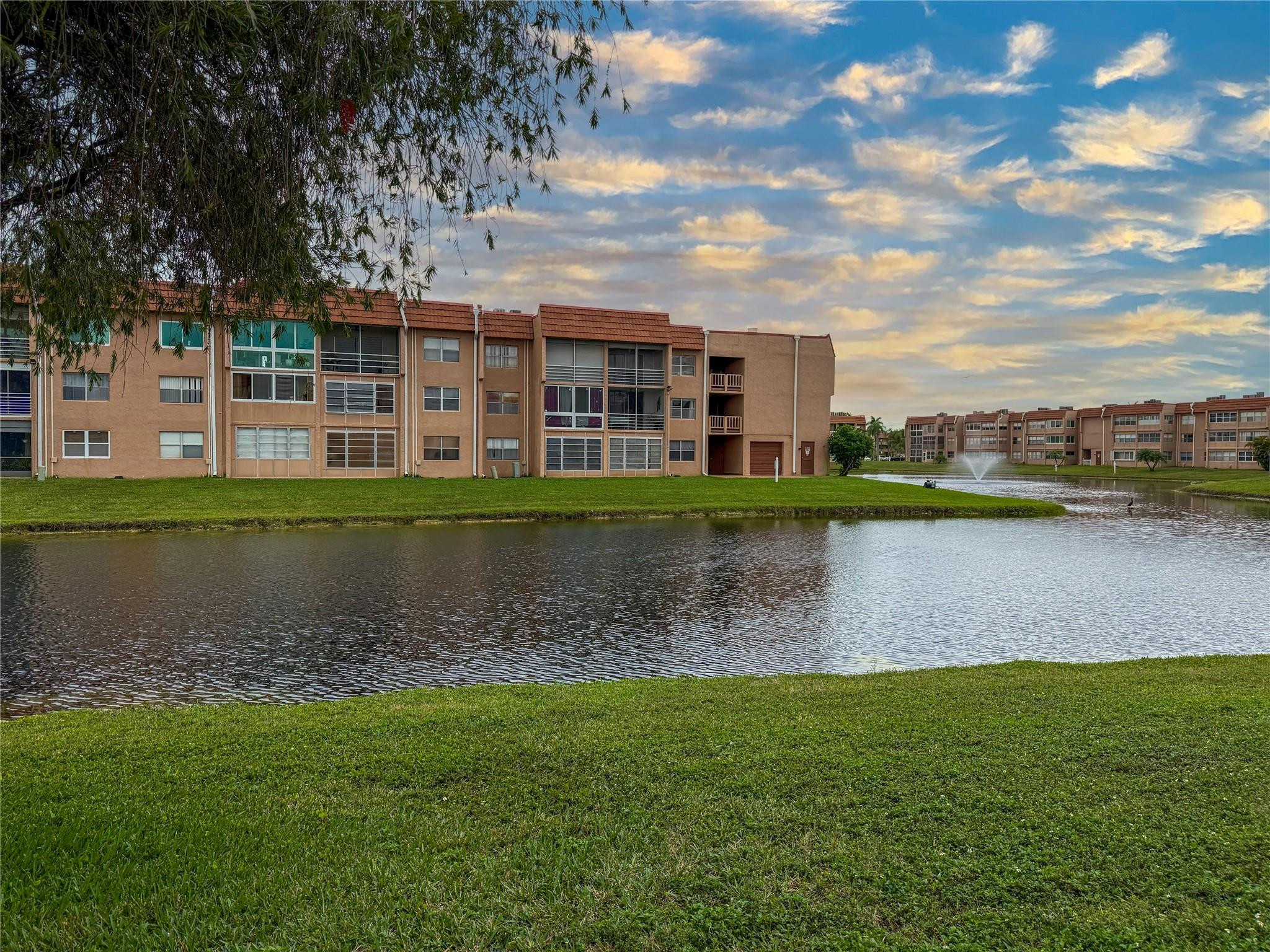 SUNRISE LAKES - Residential