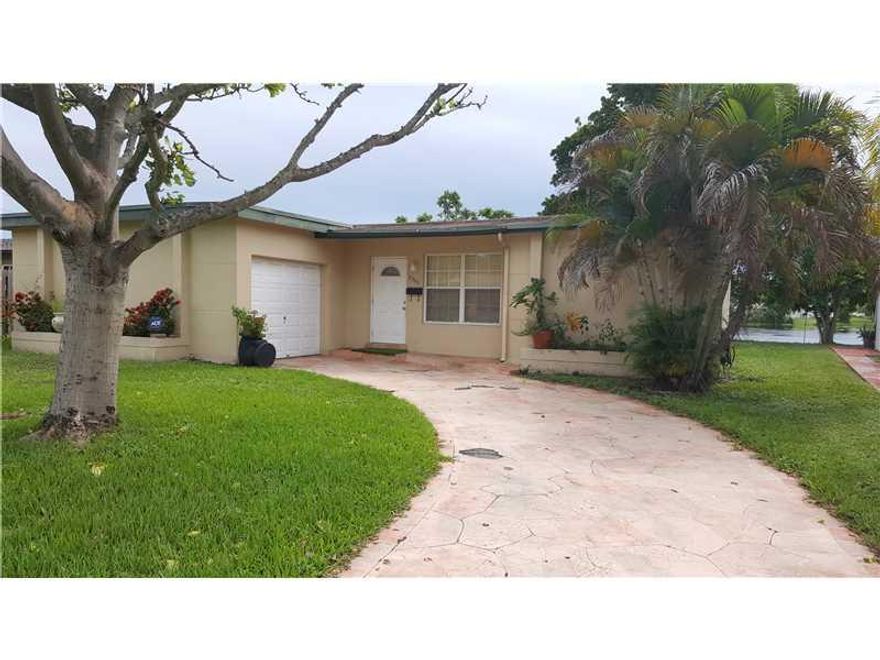 ENJOY PICTURE PERFECT LAKE VIEWS FROM KITCHEN AND MASTER BEDROOM.  QUAINT 2 BEDROOM SPLIT MODEL HOME IN SUNRISE.  HOME FEATURES MEXICAN TILE FLOORS, PLENTY OF CLOSET SPACE AND DOUBLE FLORIDA ROOM.  GREAT LOCATION WITH SCHOOLS, PARKS AND SHOPPING ALL WITHI N A MILE.  HOME IS NESTLED AWAY ON SEMI PRIVATE STREET ACROSS FROM SUNRISE GOLF COURSE.  EXCELLENT OPPORTUNITY TO MAKE THIS YOUR CLIENTS FIRST HOME.