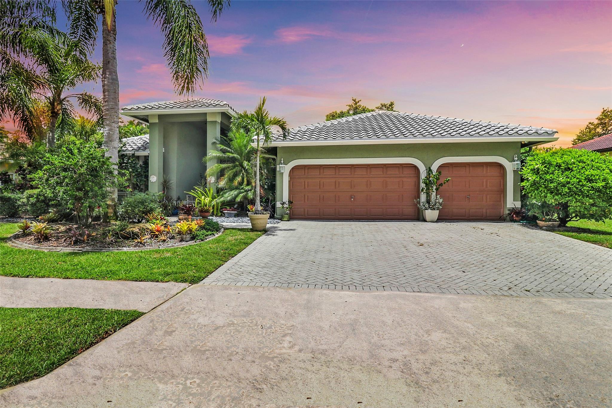 AMAZING OPPORTUNITY! Comparable renovated homes in the community have sold for as high as $1,300,000 yet this spacious 5-bedroom, 3-bath pool home could be yours for under a million! Located on a stunning lakefront lot inside the desirable gated community of Ternbridge. Enjoy a triple-split floor plan, screened-in pool, and a NEW ROOF installed in July 2024. Complete with a three-car garage, this home offers incredible potential to customize and make it truly your own. Don’t miss out!