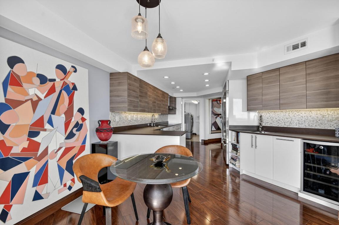 CONSULATE CONDO - Residential