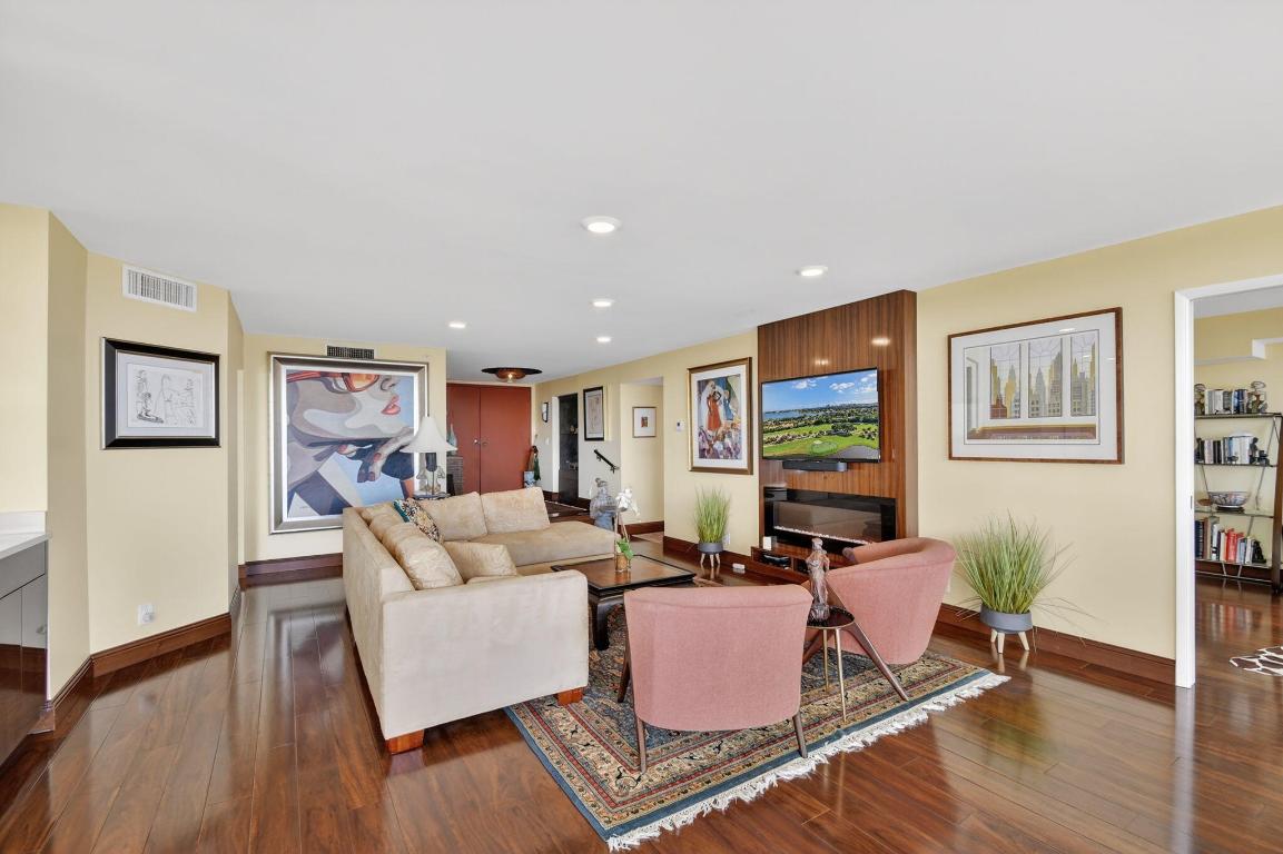 CONSULATE CONDO - Residential