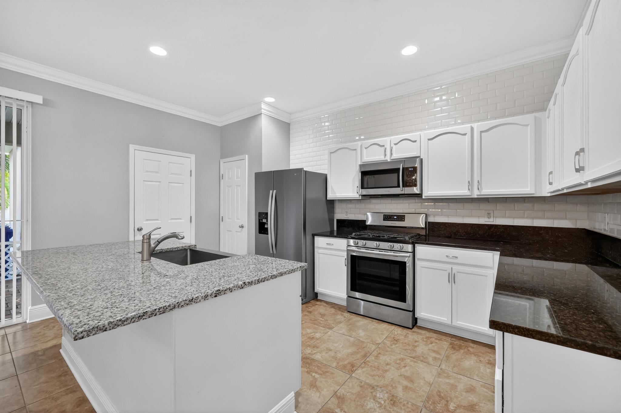 POINTE WEST CENTRAL VILLA - Residential