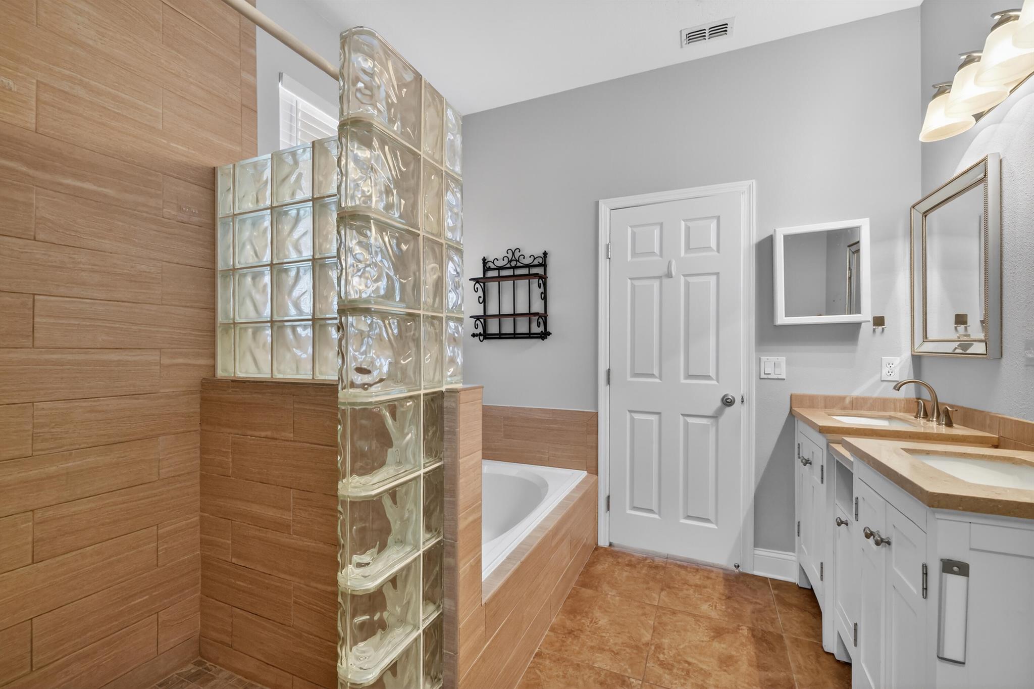 POINTE WEST CENTRAL VILLA - Residential