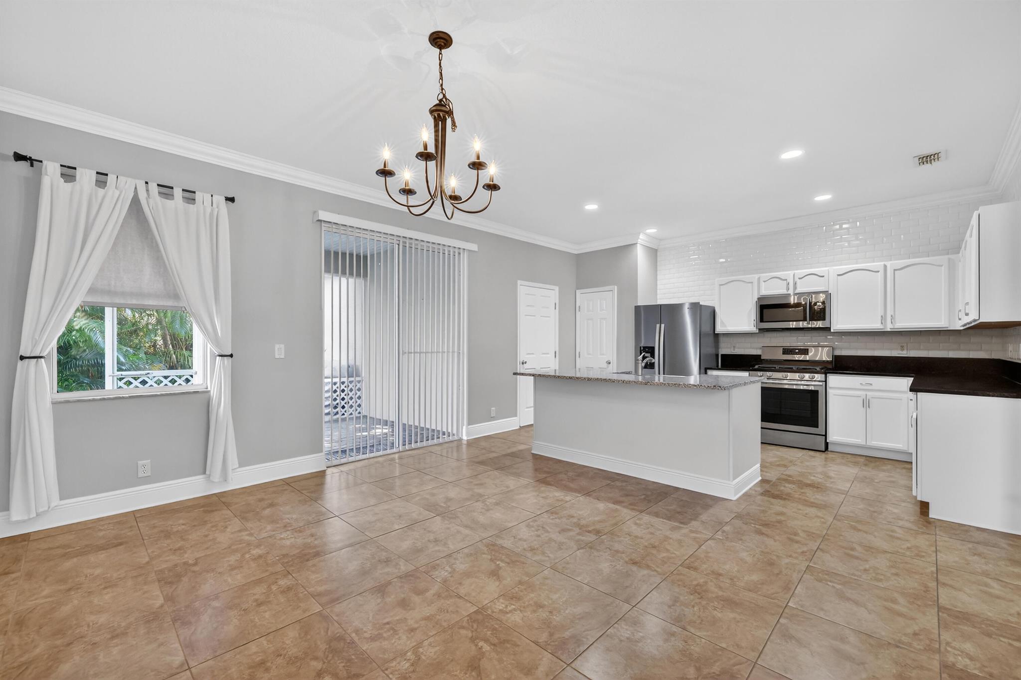 POINTE WEST CENTRAL VILLA - Residential