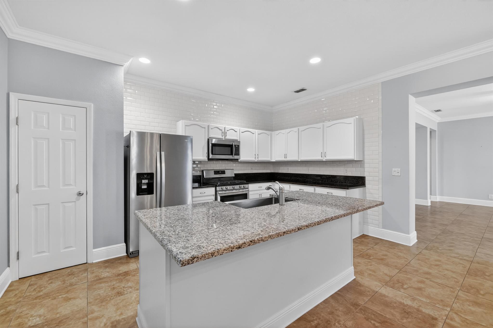 POINTE WEST CENTRAL VILLA - Residential