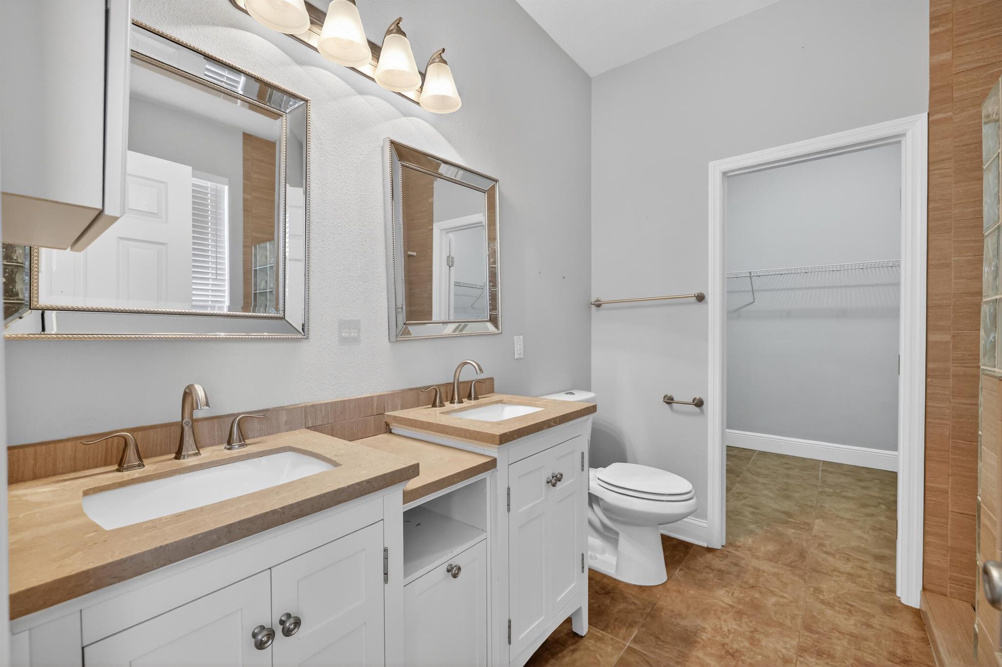 POINTE WEST CENTRAL VILLA - Residential