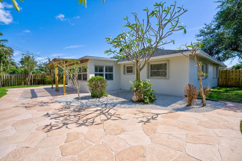 Photo of 1508 Venus Avenue, Jupiter, FL 33469 (MLS # R10976060)