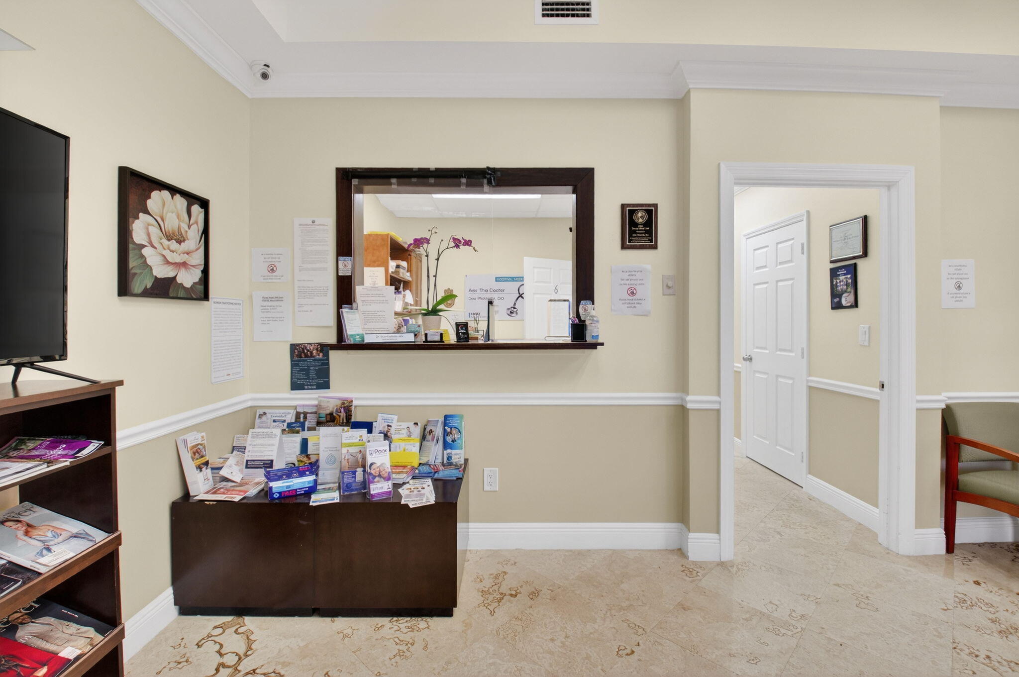 Main image without alt text