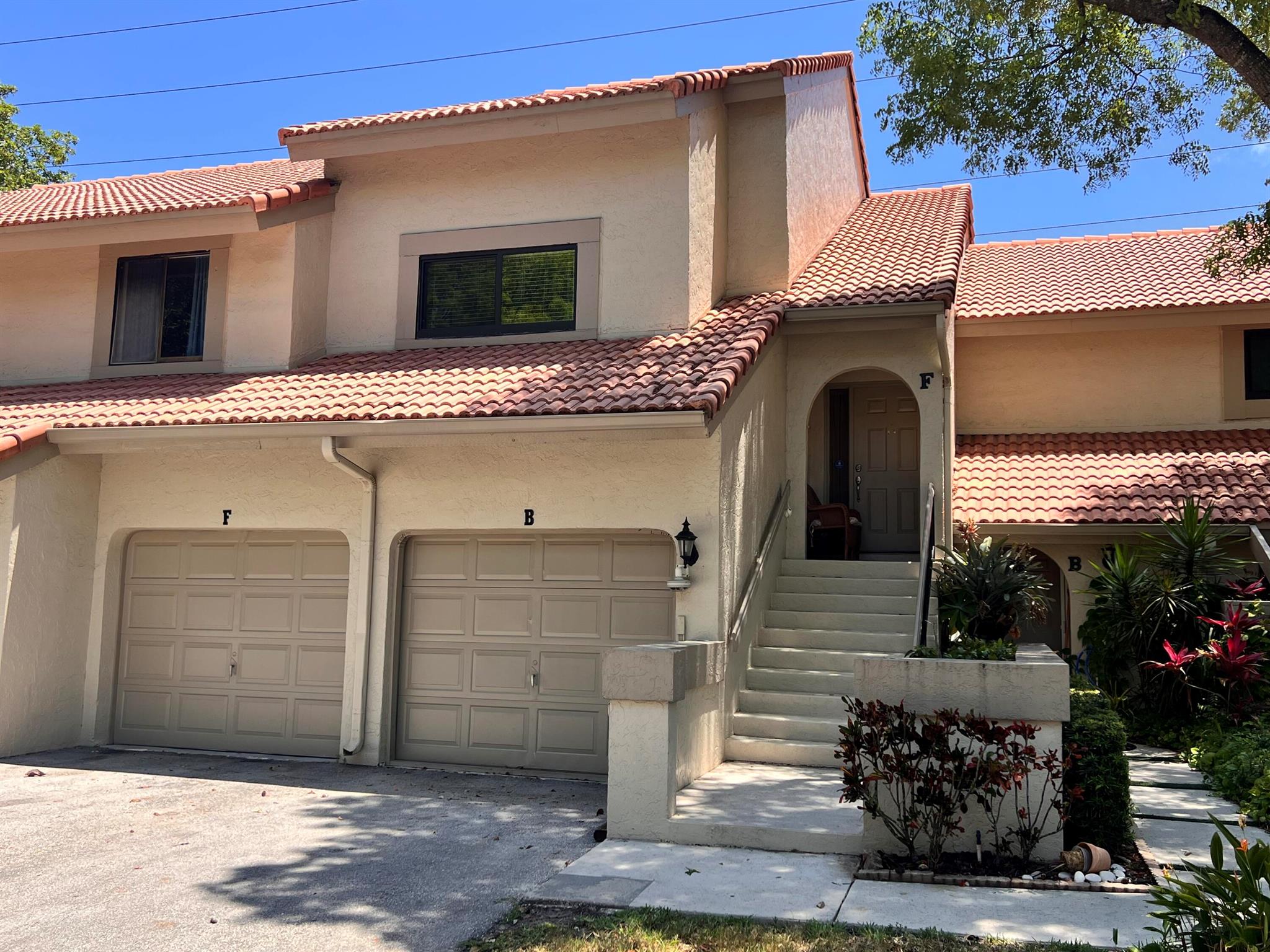 Great 2Bed/2Bath Condo with 1 Car garage available for rent. Tenant Occupied and will be available unfurnished starting June 1st,2024. The unit has an open floor plan with vaulted ceilings and a stunning eat in chef's kitchen. Custom cabinetry with an abundance of pullout drawers for storage. There is room for entertaining on the large covered patio with paddle ceiling fans. Close to shopping,dinning,Town Center Mall,I-95 and A1A.