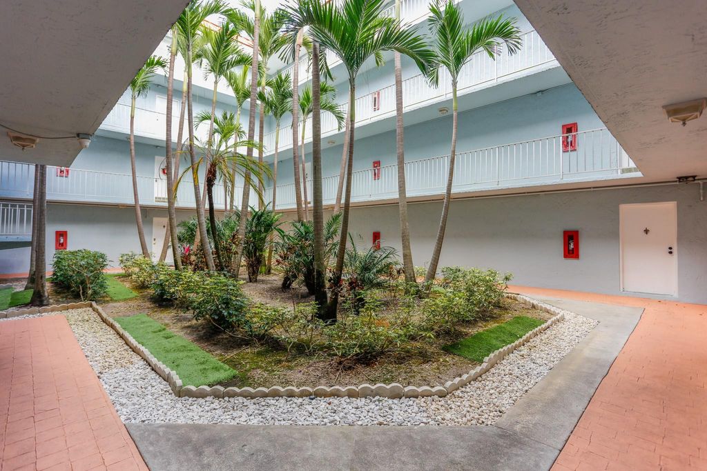 Photo of 505 S Pine Island Road #B203, Fort Lauderdale, FL 33324 (MLS # F10541374)