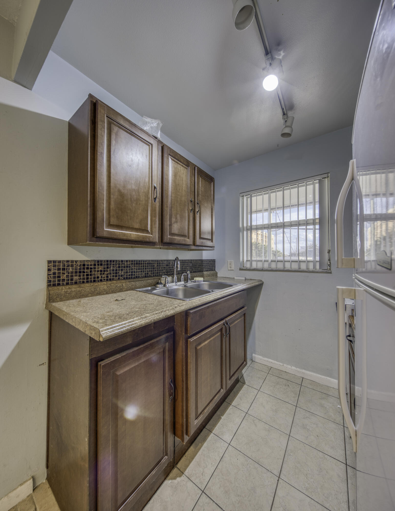 111 N L Street 8