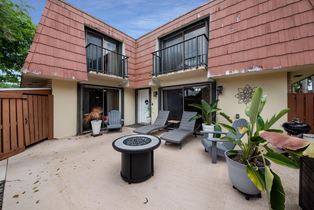 Photo of 429 Live Oak Lane #210a, Boynton Beach, FL 33436 (MLS # R10993876)