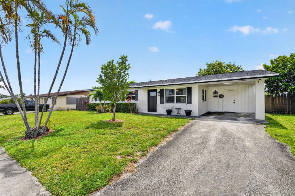 Photo of 445 Palo Alto Drive, Palm Springs, FL 33461 (MLS # B26045504)