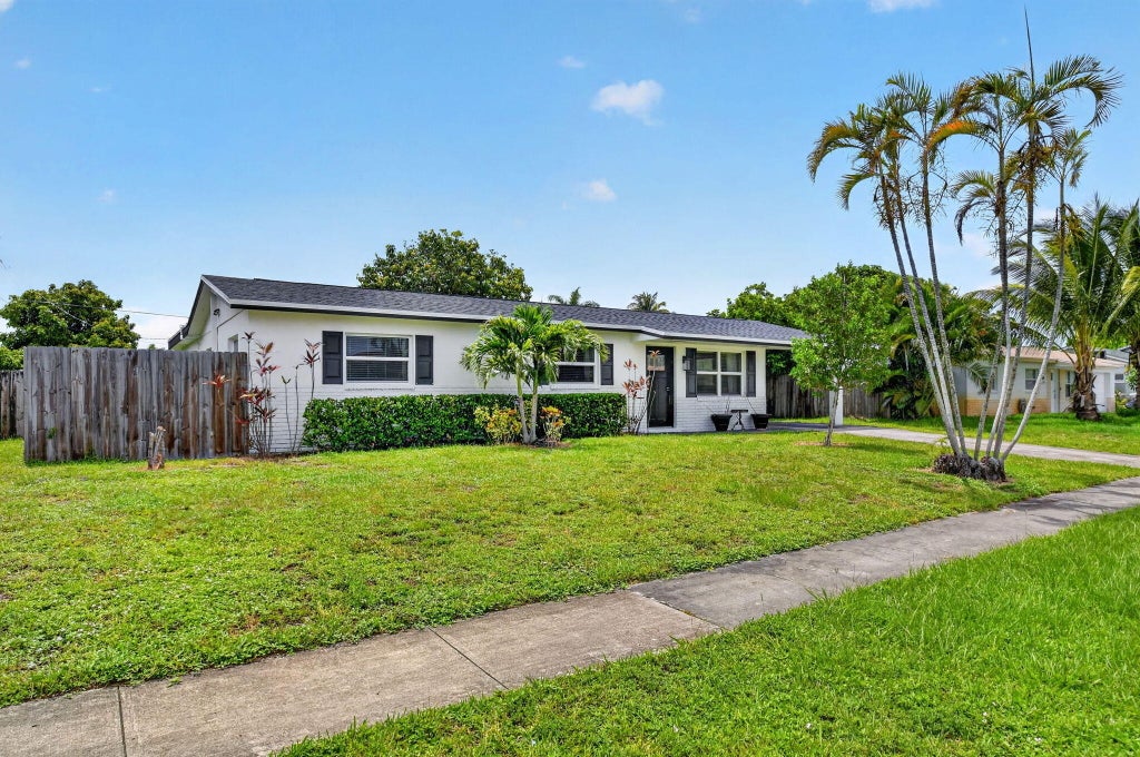 Photo of 445 Palo Alto Drive, Palm Springs, FL 33461 (MLS # B26045504)