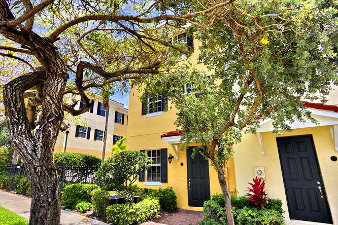 COURTYARDS OF LAKE WORTH - Residential