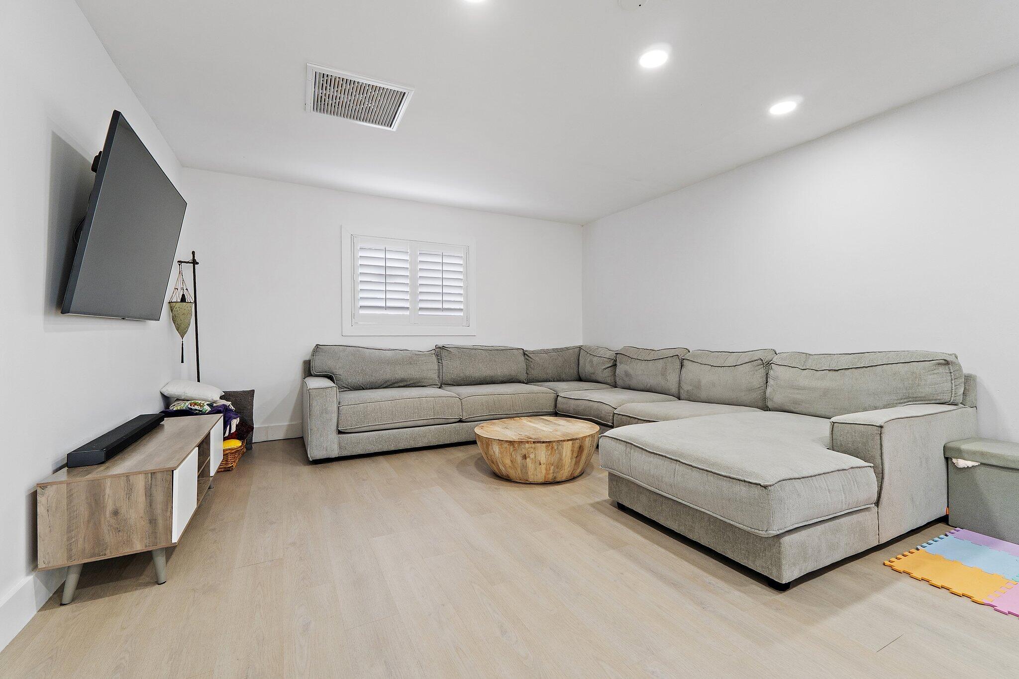 CORAL GARDENS - Residential