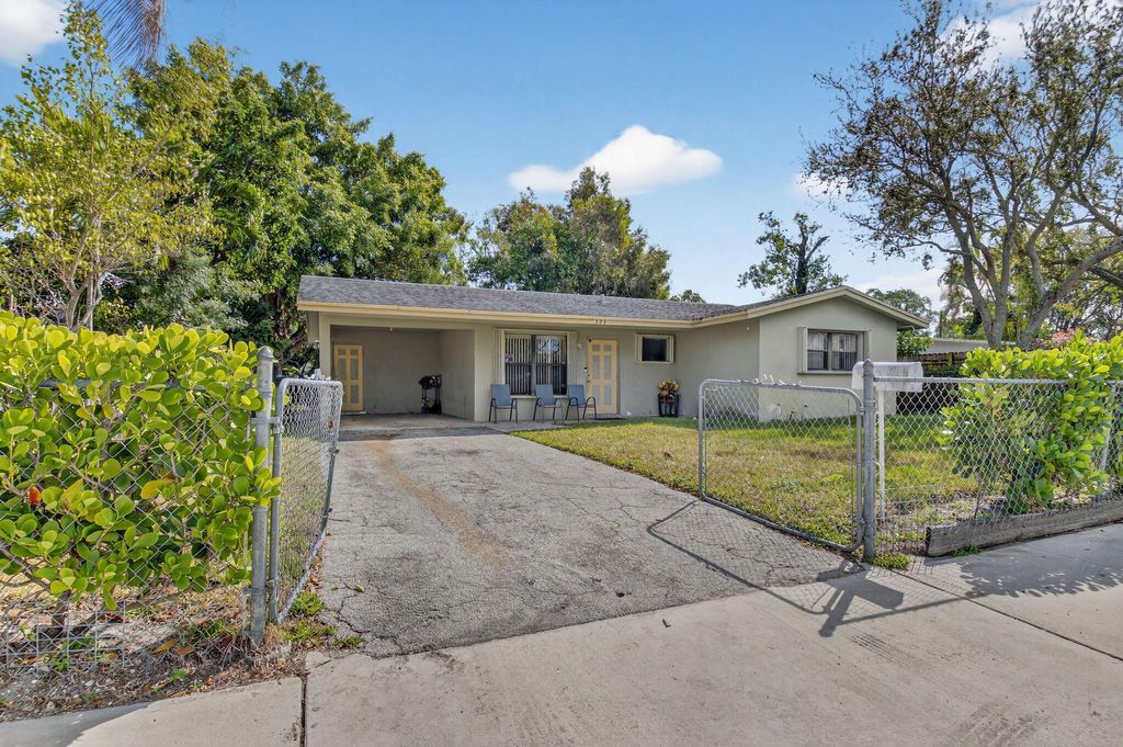 Photo of 303 SW 2nd Avenue, Delray Beach, FL 33444 (MLS # R11165186)