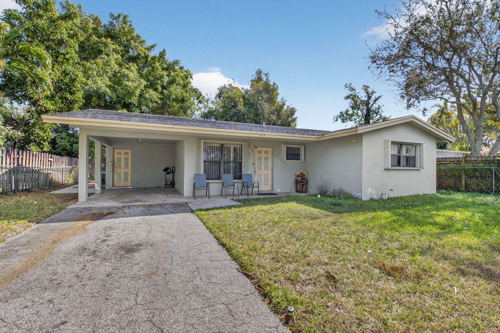 Photo of 303 SW 2nd Avenue, Delray Beach, FL 33444 (MLS # R11165186)