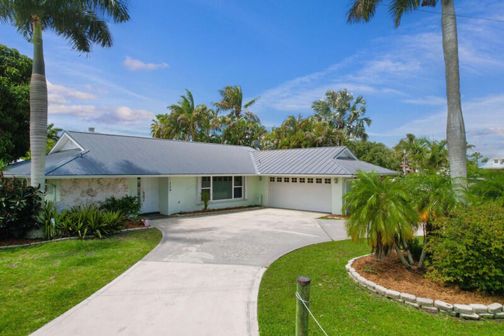 Photo of 1209 SW Dyer Point Road, Palm City, FL 34990 (MLS # B26019768)