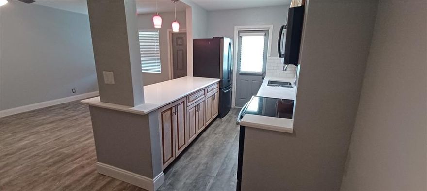 Hidden Gem in LHP.  Granit Counters, Wood Like Vinyl flooring throughout, Island Kitchen with separate dinette .  Walkin closet and wall closet.