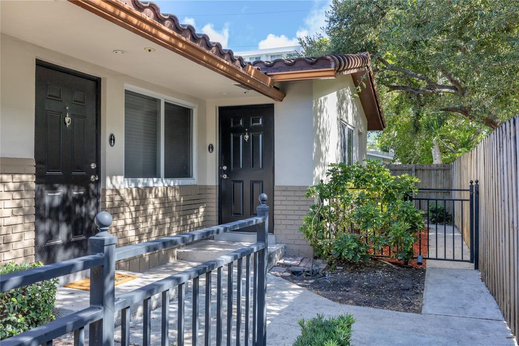 Photo of 404 SE 16th Street #5, Fort Lauderdale, FL 33316 (MLS # F10515357)