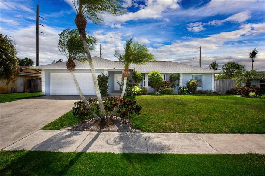 A must see beautiful home featuring an updated granite kitchen, modern large tiles throughout, vaulted ceilings and a modern split bedroom design with a true master suite. Addtionally, this property includes a large sceened in patio with built in grill and exhaust, fenced in back yard for added privacy. Seller offering assitance with closing cost and a concession towards new appliances and fresh coat of interior paint! Dont think twice about this one, it will not last!