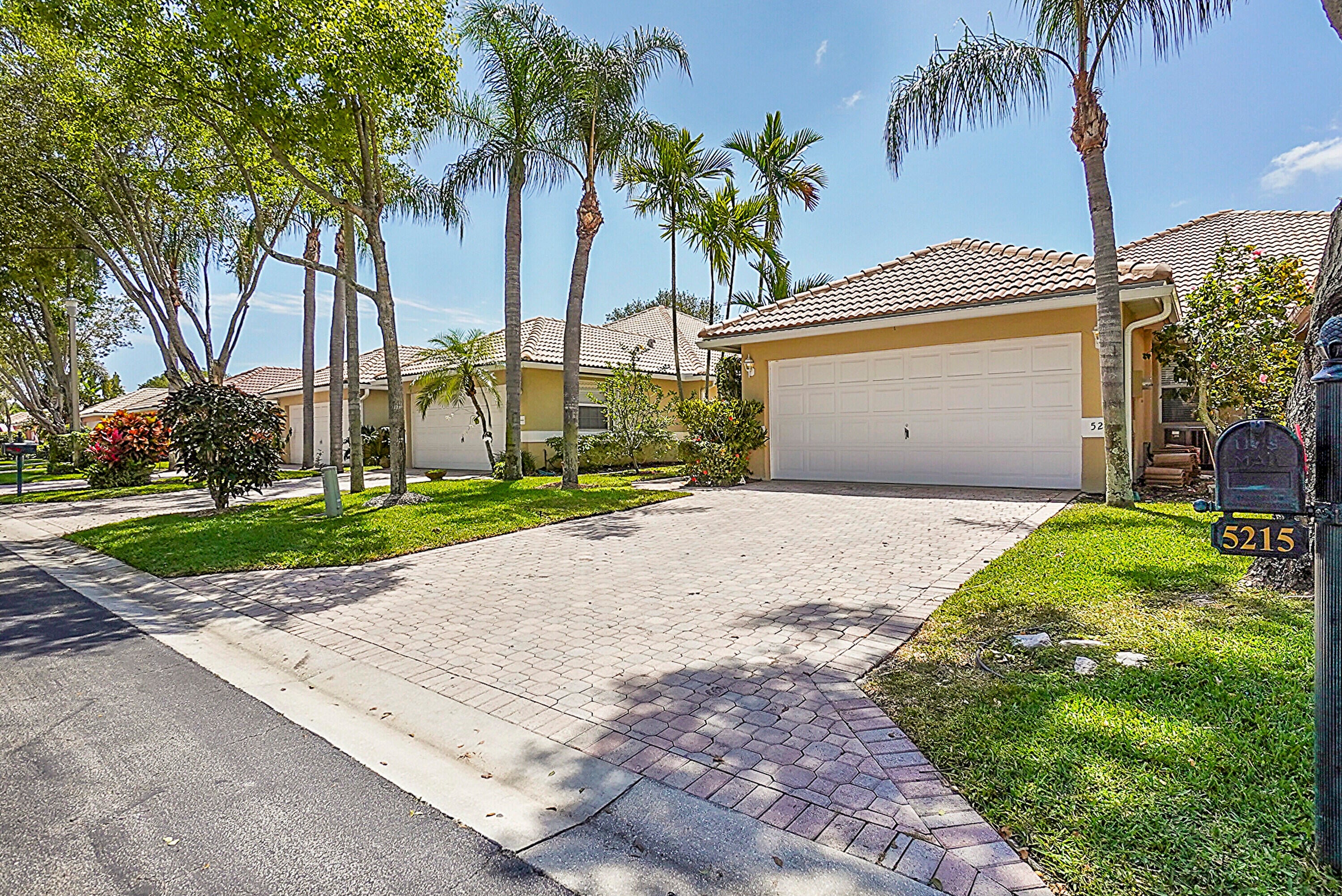 5215 Grande Palm Circle