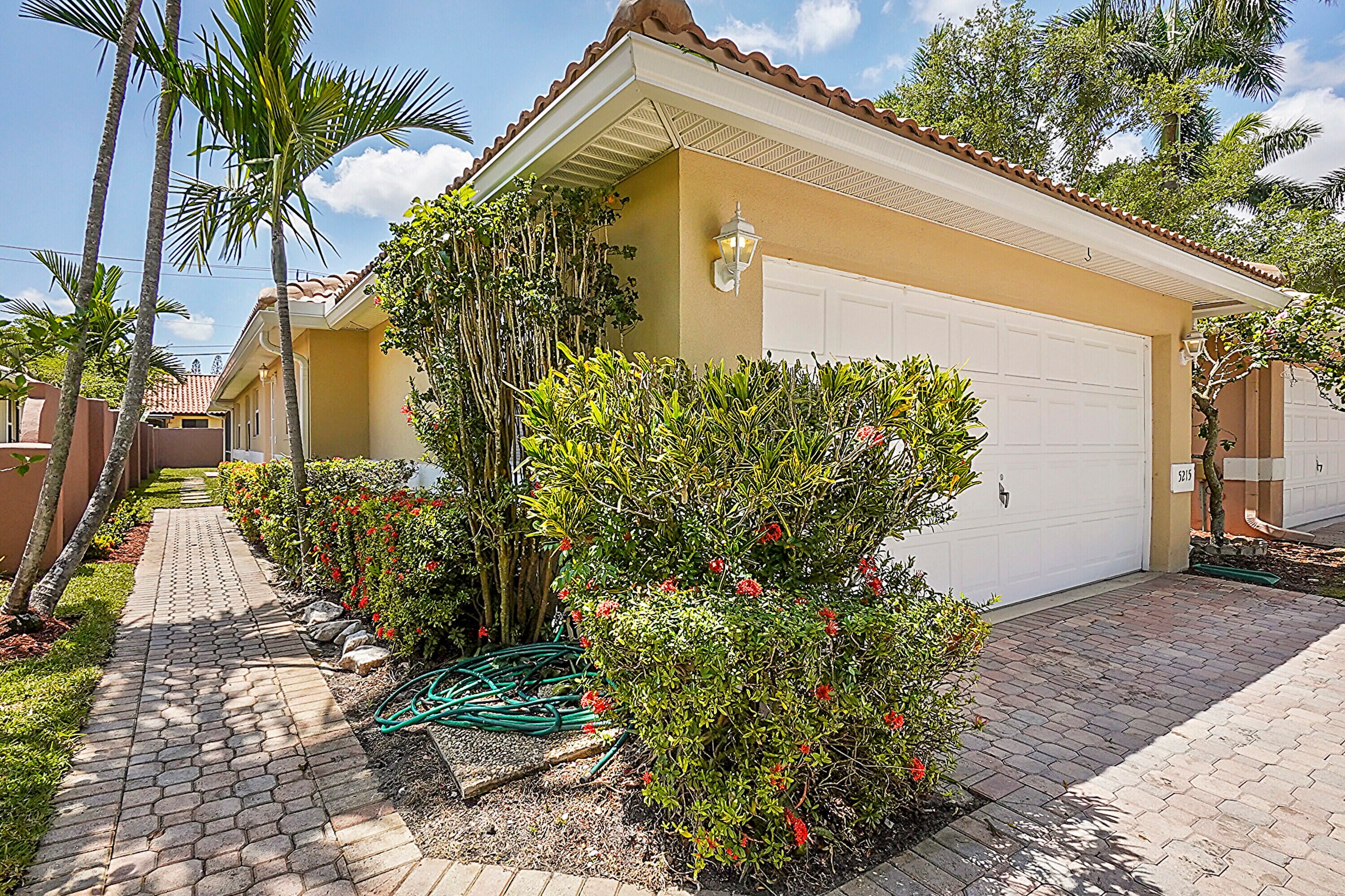 5215 Grande Palm Circle