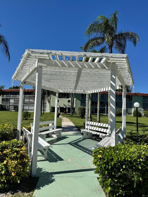 REGAL PALMS VICTORIA CONDO - Residential