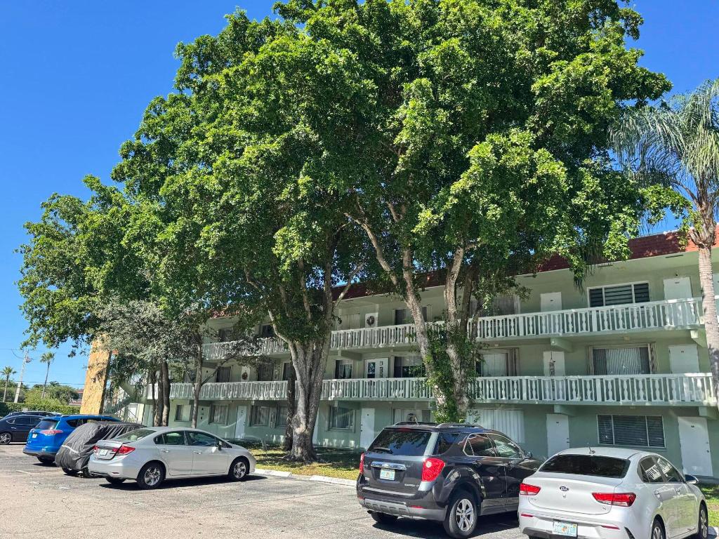 REGAL PALMS VICTORIA CONDO - Residential