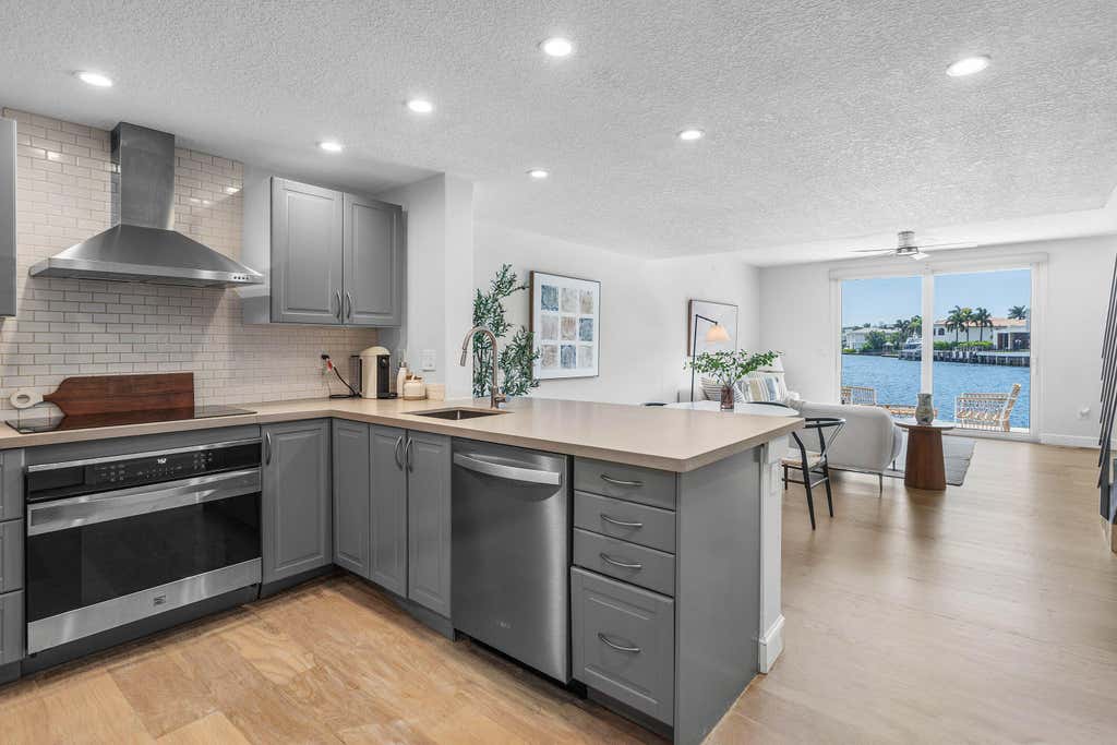 Photo of 900 Jeffery Street, Boca Raton, FL 33487 (MLS # B26067883)