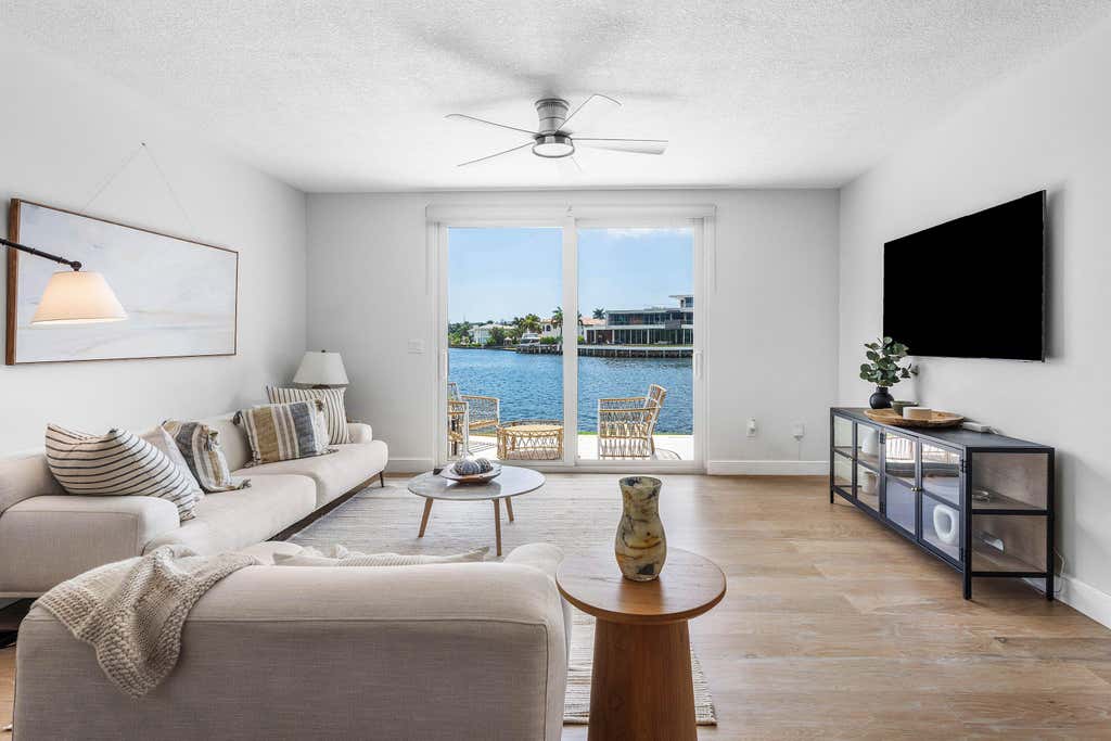 Photo of 900 Jeffery Street, Boca Raton, FL 33487 (MLS # B26067883)