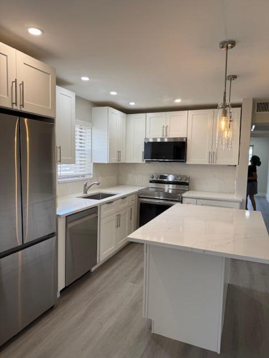 Beautiful ground floor 2-2 fully renovated, Stainless appliances, AC/Water Heater new, Quartz countertops. Kings Point offers 2 golf course, 2 restaurants, Theater, 2 gyms, indoor pool and sauna, bus services to all.