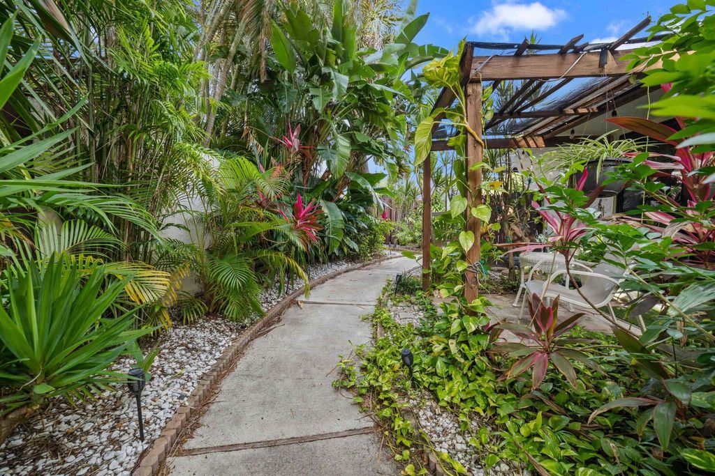 Photo of 232 SW 28th Avenue, Delray Beach, FL 33445 (MLS # R11142905)