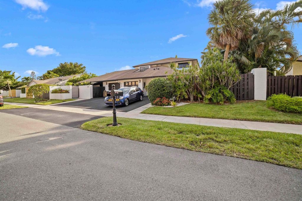 Photo of 232 SW 28th Avenue, Delray Beach, FL 33445 (MLS # R11142905)