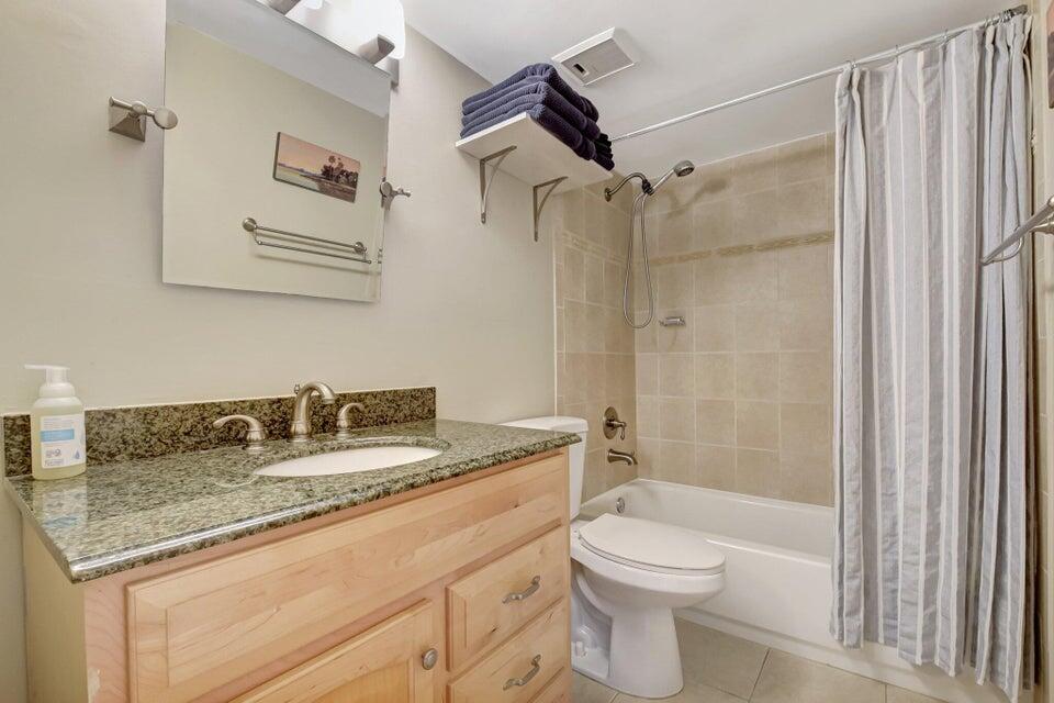 LAKESIDE CONDO - Residential Lease