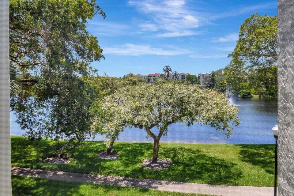 LAKESIDE CONDO - Residential Lease