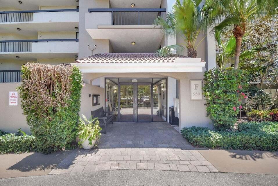 LAKESIDE CONDO - Residential Lease