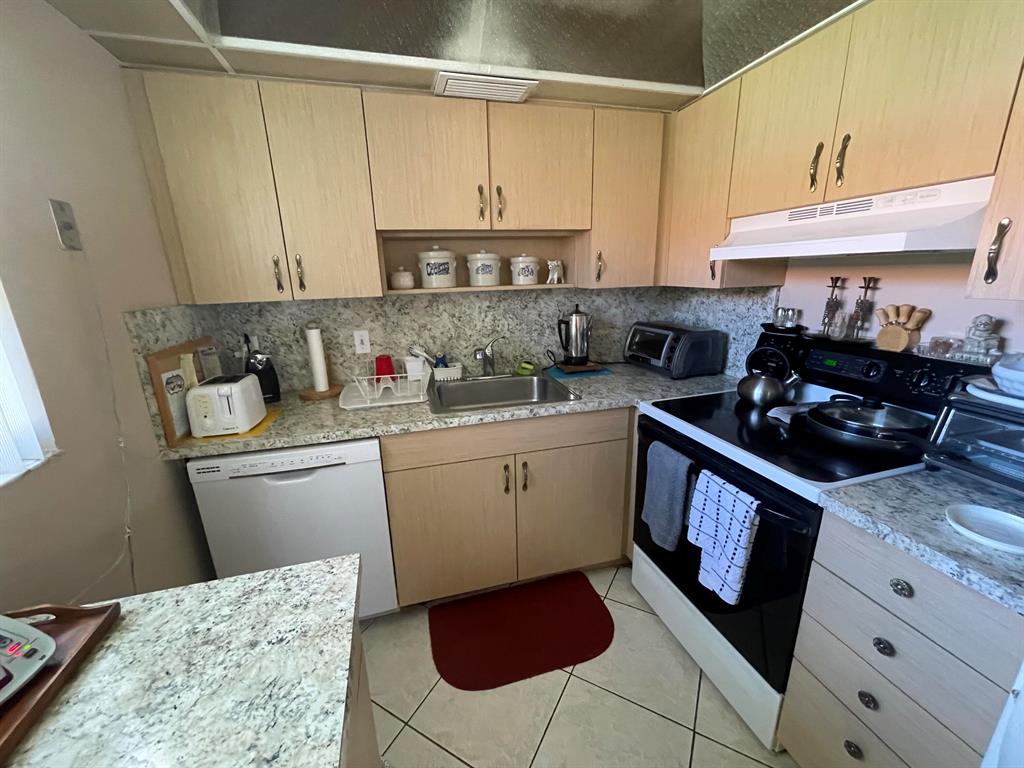 Very nice 2 bedroom villa in the lovely Seville area. This partially updated villa is walking distance to the main clubhouse. The kitchen is 4 years old and the appliances are newer. The porch is glassed in completely Ceramic tile throughout. Do not let this one get away. Location, location, location.