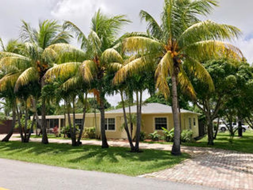 RECENTLY REMODELED GREAT HOME FOR A BIG FAMILY ONE ROOM CAN EASILY BE USED AS A IN LAW SUITE MODERN UPDATE KITCHEN AND BATHROOMS