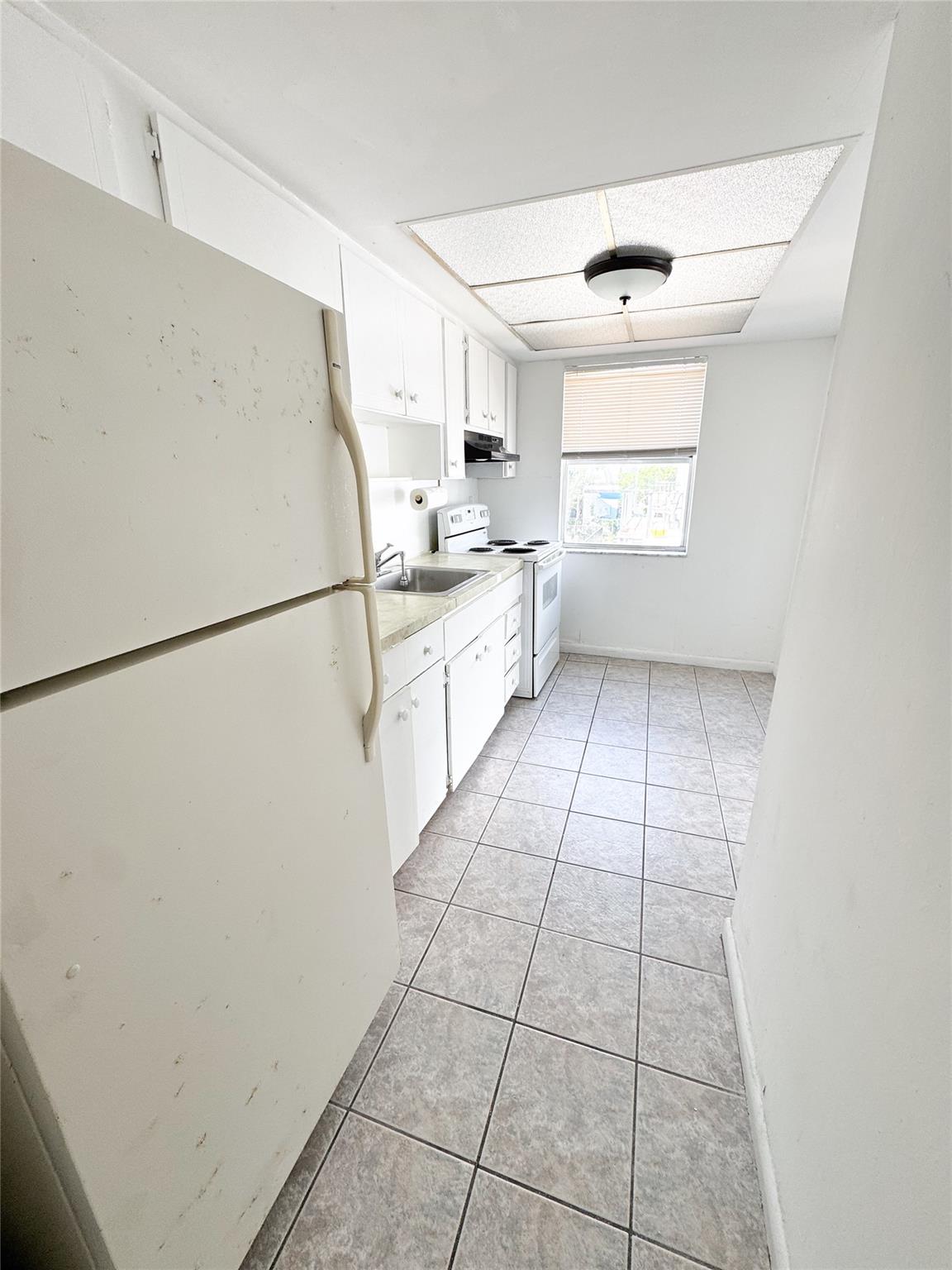Spacious 2 bedroom, 2 bathroom condo located in the desirable Coral Manor community in Deerfield Beach. This 2nd-floor entry unit features an open and bright living room with a large kitchen and dining area. Both bedrooms are well-sized. Washer and dryer are conveniently located on the same floor. The community offers great amenities including a pool for residents to enjoy. Accessible by stairs only, this well-maintained condo is ideally situated close to shopping, dining, and just minutes from the beach.
*1st month & 2 deposits *water included *no minimum credit score