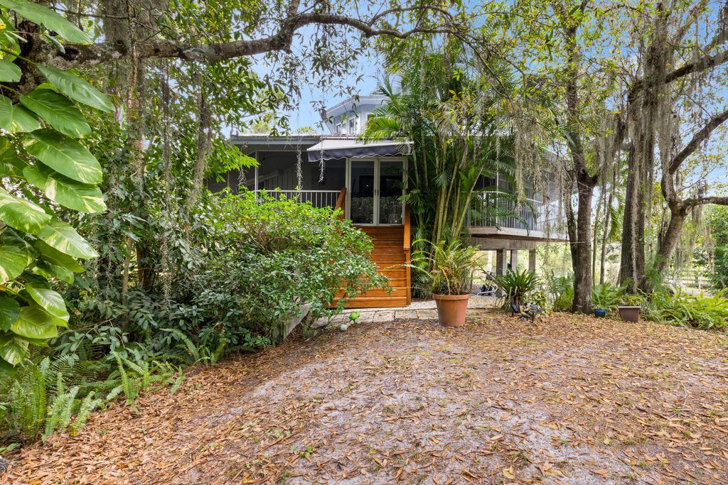 Photo of 535 SW Linden Street, Stuart, FL 34997 (MLS # R11164091)