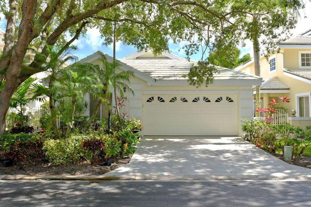 Photo of 295 Canterbury Drive W, Palm Beach Gardens, FL 33418 (MLS # R10761438)