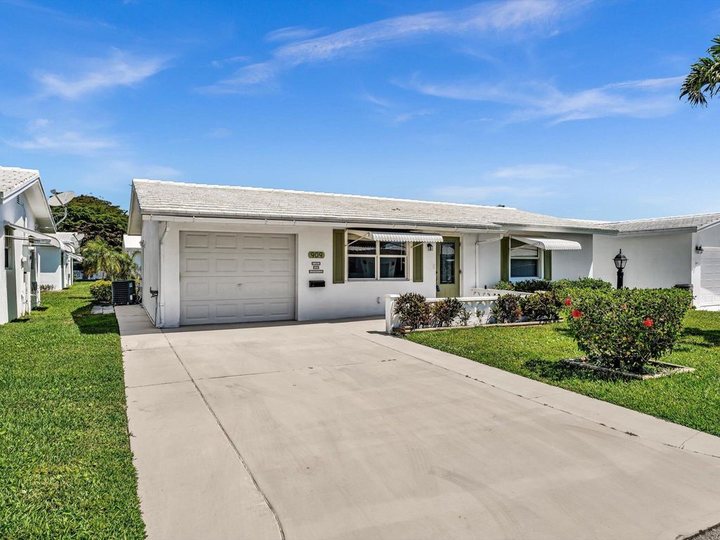 Photo of 909 SW 6th Avenue, Boynton Beach, FL 33426 (MLS # R11082833)