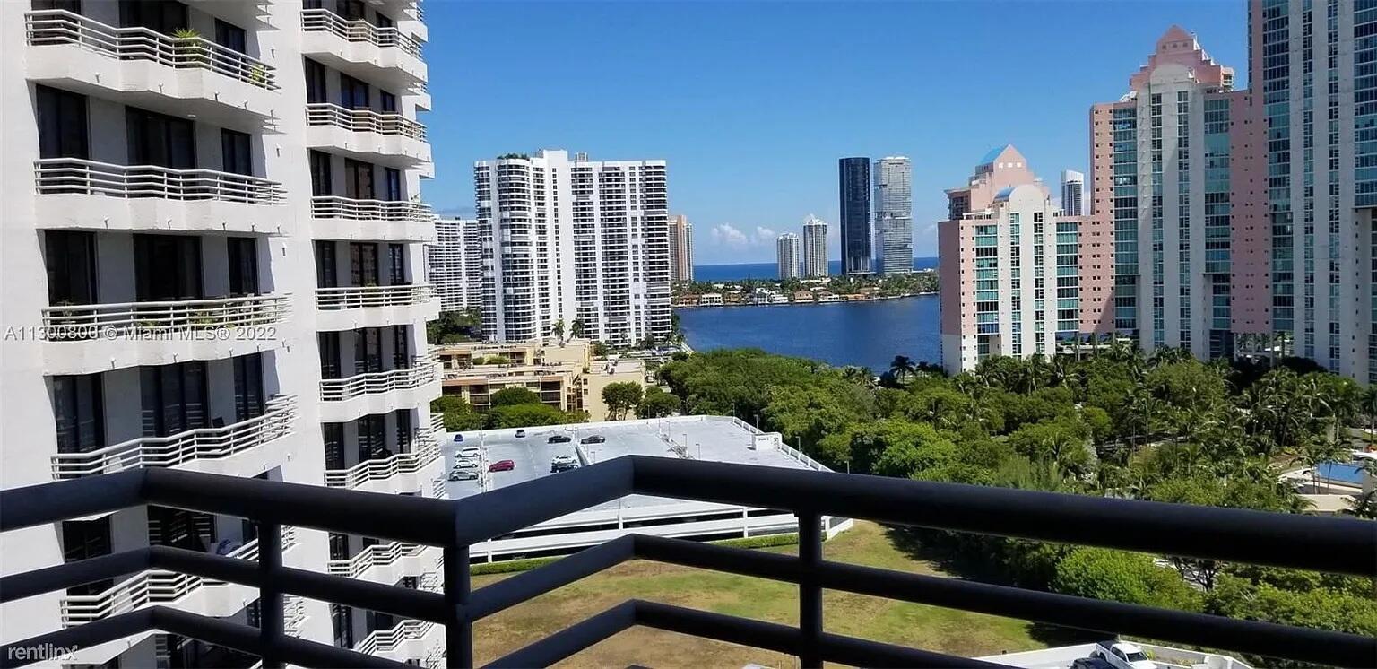 PARC CENTRAL AVENTURA SOU - Residential Lease